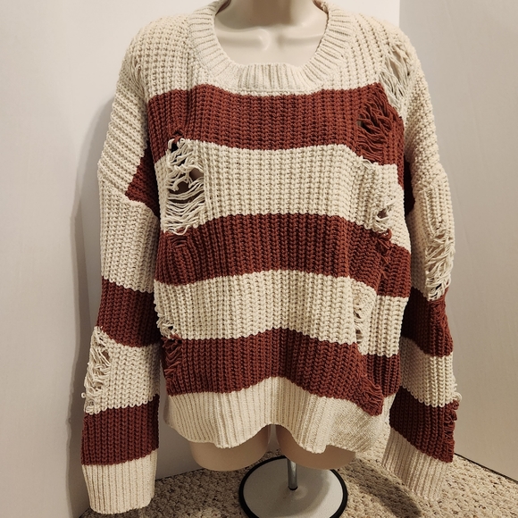✨️POL Cream and Mauve Distressed Chunky Oversized Sweater Size Small - Picture 2 of 11